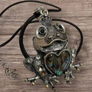 Lucky frog neclklace with heart stone and crystal